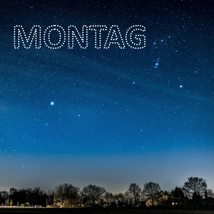Sternenhimmel mit dem Schriftzug Montag