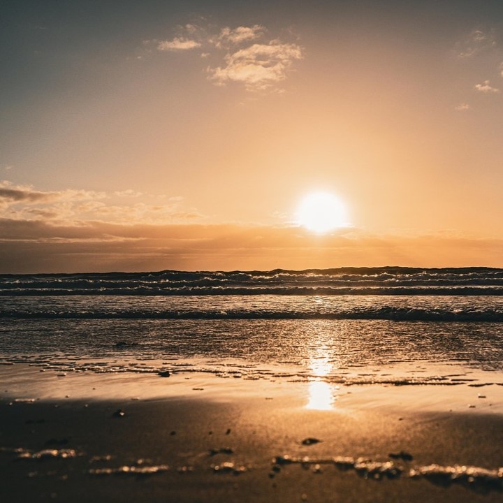 Bild mit einem Sonnenuntergang über dem Meer