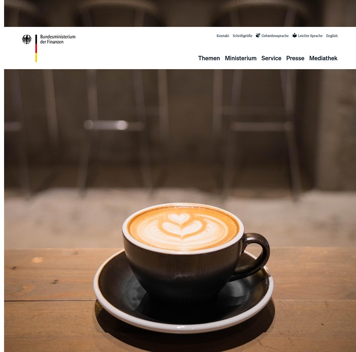 Bild mit einer Kaffeetasse und dem Logo des Bundesfinanzministeriums